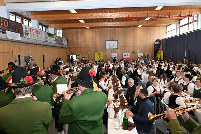 400 Bäuerinnen aus dem Bezirk trafen sich in Axams