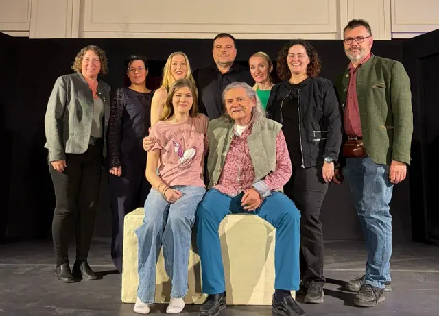 Mit „Honig im Kopf“ ist der Theatergruppe Kleinhadersdorf „Das absolute Chaos“ im Reichensteinhof eine eindrucksvolle Inszenierung gelungen, die das Publikum tief bewegte.