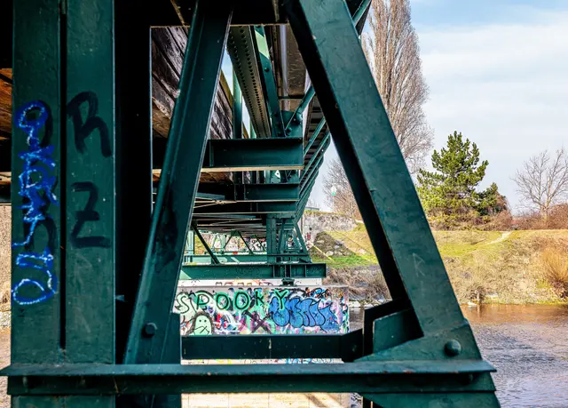 Besuch unter der Brücke | Foto: Peter Ackermann