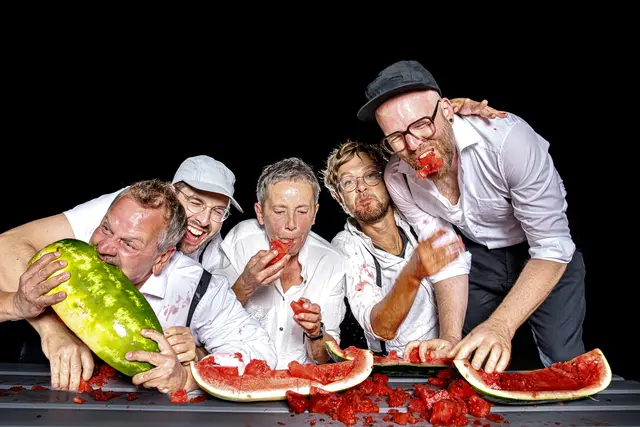Den krönenden Abschluss des fest Gosh!art 2026 bilden die legendären 5/8Eerl in Ehr'n, die mit und bei uns ihr 20jähriges Bühnenjubiläum feiern. | Foto: Knie