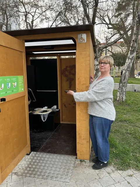 FPÖ-Bezirksrätin Andrea Dunker entdeckte die verwüstete Toilette. 

 | Foto: FPÖ Penzing