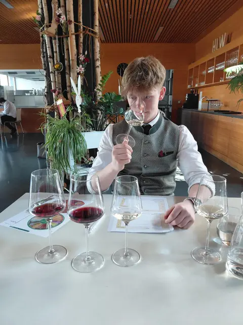 Foto: Weinexpertenprüfung an der HLW Spittal - Tages der Erfolgers (c) hlwspittal Medienteam