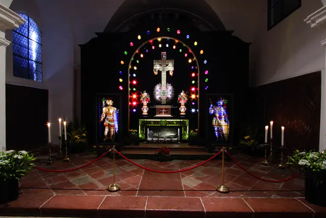 Bewegliche Fastenkrippe und ein Heiliges Grab