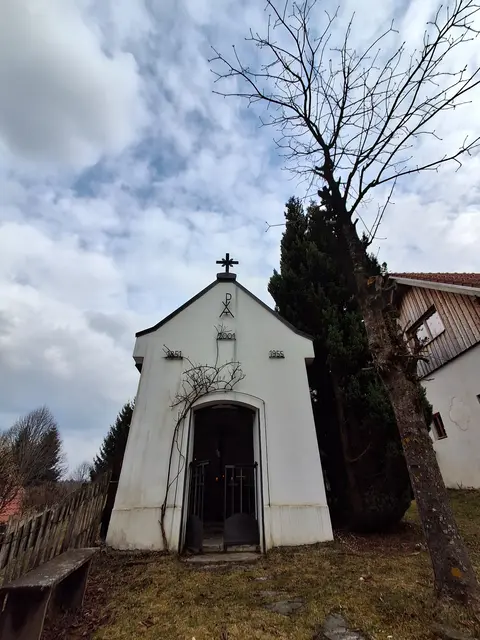 In der Kapelle in Möltern-Dörfl kurz Andacht halten | Foto: Gold Michaela