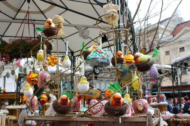 Am Altwiener Christkindlmarkt auf der Freyung werden verschiedenste Deko-Artikel angeboten. | Foto: Marie Ott