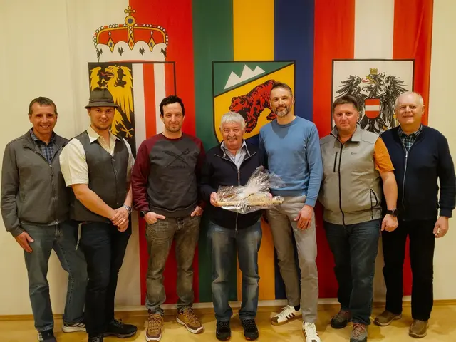 Neuwahlen bei den Obertrauner Eingeforsteten: Verbandsobmann Herbert Kieninger, Obmann-Stv. Fabian Kaiser, der neu gewählte Obmann Philipp Höll, Alt-Obmann Alfred Kaiser, Vzbgm. Gernot Winterauer, Kassier Michael Kaiser und Schriftführer Johann Schilcher. | Foto: Peter Perstl