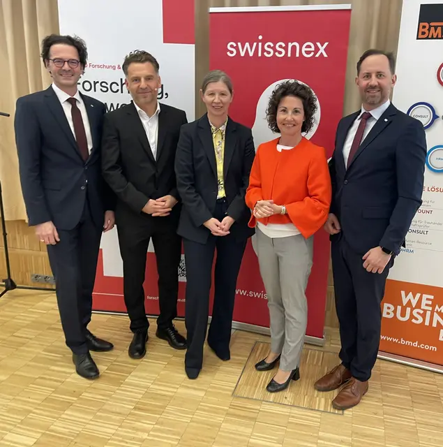 Die Schweizer Botschafterin Salome Meyer, auf dem Foto in der Bildmitte zwischen Hochschulpräsident Michael Rabl, Professor Rene Riedl, der Kfm. Geschäftsführerin Isolde Perndl und dem Steyrer Dekan Andreas Auinger.  | Foto: FH OÖ