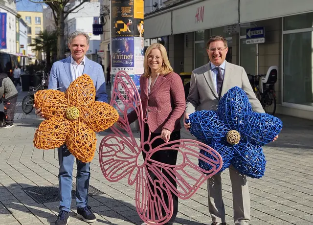 Bunte Blumen und übergroße Schmetterlinge werden heuer die Welser Fußgängerzone schmücken. | Foto: WMT