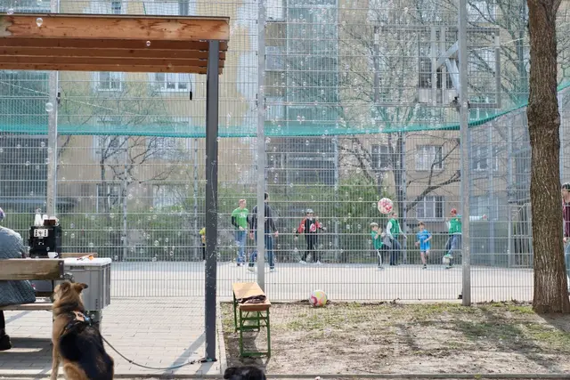 Nach dem Müllsammeln leisteten sich Grüne und Bezirksbewohner ein Fußballspiel. | Foto: Grüne Wieden