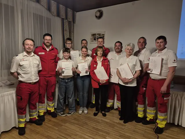 Ortsstellenleiter Alexander Fischer (l.) und Ortsstellenleiter-Stellvertreter Andreas Schantl (2. v. l.) unter anderem mit beförderten und ausgezeichneten Kräften.  | Foto: RK Ratten 