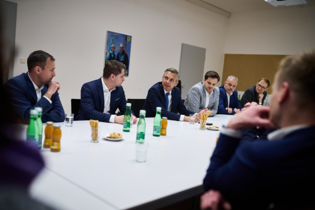Wirtschaftsminister Wolfgang Hattmannsdorfer und Bundesrat Sebastian Stark im Gespräch mit Vertretern aus lokaler Wirtschaft und Politik. | Foto: Holey/BMWET