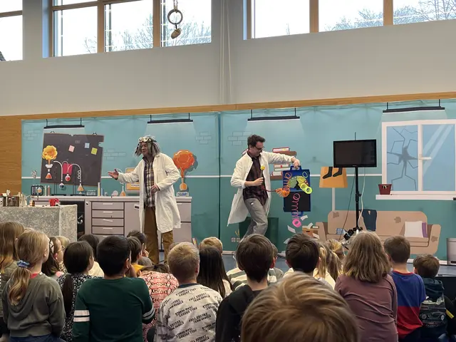 Der chaotische Professor und sein Assistent präsentierten den Kindern ihre Recyclingmaschine. | Foto: S. Chiari