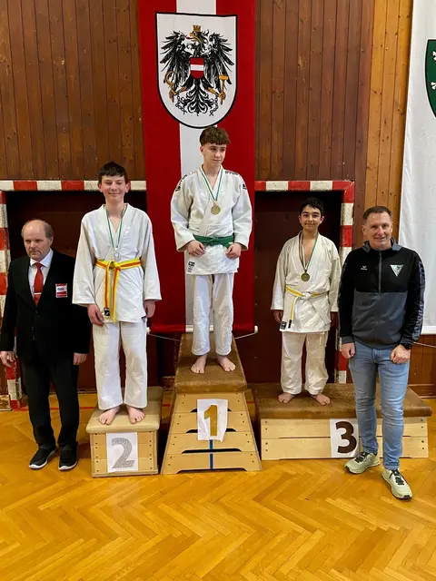 Barseghyan Matevos (rechts) wurde starker Dritter.