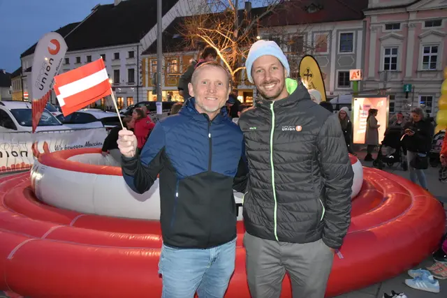 Christian Kreimel und Dominik Sandler mit rot-weiß-rot Fahne | Foto: Müller