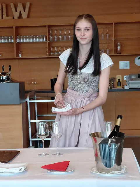 Foto: Weinexpertenprüfung an der HLW Spittal - Tages der Erfolgers (c) hlwspittal Medienteam