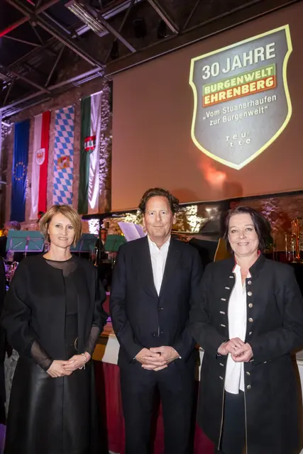 Politik trifft Wirtschaft (v.l.): Katharina Rumpf (Bezirkshauptfrau Reutte), Michael Schwarzkopf (Vorsitzender des Aufsichtsrats der Plansee-Gruppe) und Sonja Ledl-Rossmann (Tiroler Landtagspräsidentin). | Foto: Burgenwelt Ehrenberg / Hetfleisch