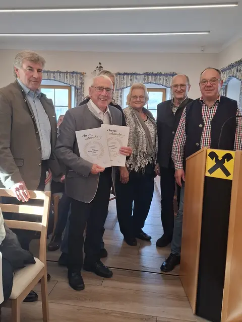 Bürgermeister Gerald Augustin, Konrad-Felbinger-Forster, Bezirksobfrau Hilde Baumgartner und Stellvertreter Franz Henzinger, Obmann Karl Ofner-Wiesner (von links).  | Foto: SB Grünburg Steinbach