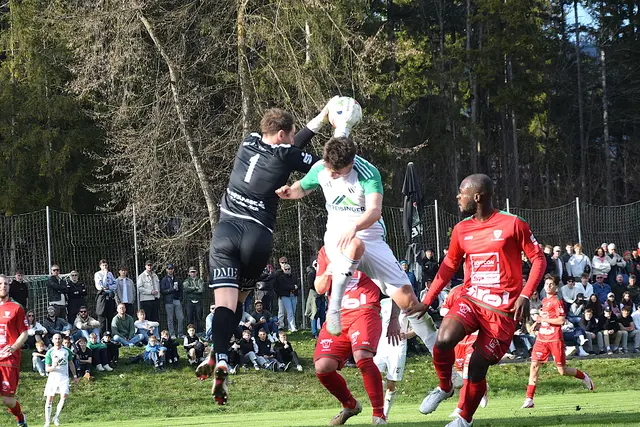 Ebbs (weiß) kam erst gegen Spielende zu mehreren Tormöglichkeiten.  | Foto: Schwaighofer