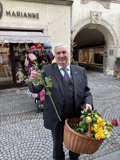 Zum Muttertag 2025 verteilte Andreas Ettenauer noch Rosen. | Foto: sg