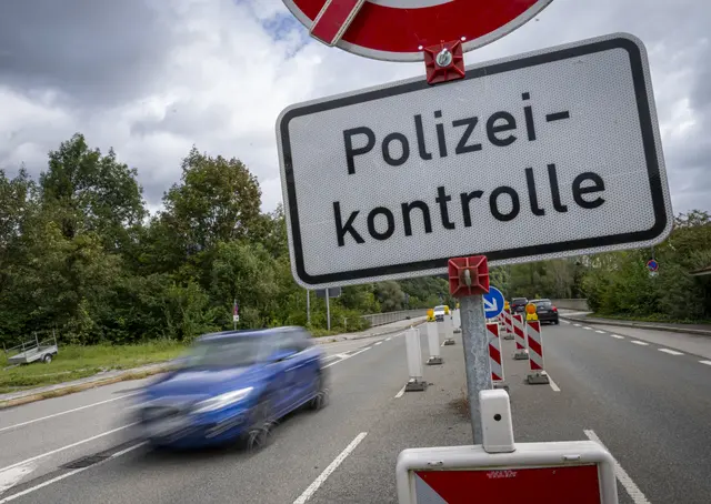 Bei der Kontrolle des Motorrads fielen den Beamten illegale Umbauten auf. | Foto: Peter Kneffel / dpa / picturedesk.com