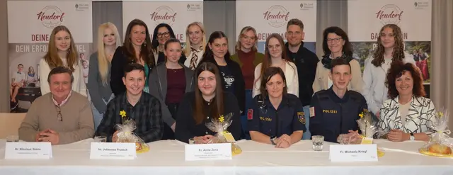 Schüler tauschen sich mit Wirtschaftsexperten über Zukunft aus