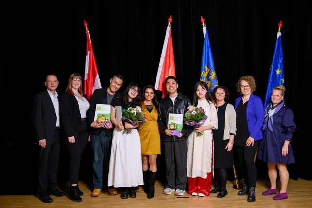 Thomas Schmallegger, MSc, MSc, LL.M. (Gesundheit Waldviertel GmbH), Lisa-Marie Jenny (Pflege- und Betreuungsmanagerin), Quoc Toan Nguyen (Pflegeassistent), Thi Linh Chi  Tran (Pflegeassistentin), Mona Riegler, MSc (Pflegedirektorin), Khac Quang Nguyen (Pflegeassistent), Thi Huyen Trang Ha (Pflegeassistentin), Elisabeth Tannhäuser (Betriebsrätin), Landesrätin Christiane Teschl-Hofmeister, Eva Friessenbichler, MSc, MA, MBA (NÖ Landesgesundheitsagentur) | Foto: IMC Krems/Lukas Bezila