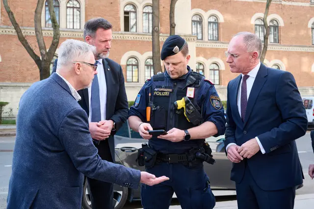 Innenminister Gerhard Karner (ÖVP, rechts) sprach bei der Präsentation von einer deutlichen Weiterentwicklung moderner Fahndungsmethoden und bezeichnete die Einführung als "kleine internationale Sensation". | Foto: BMI/ Karl Schober