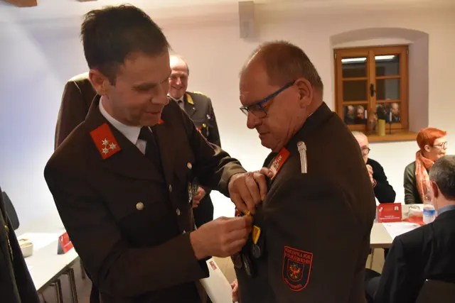 Bürgermeister Rattenberg Bernhard Freiberger nahm die Ehrungen vor. | Foto: ZOOM.Tirol