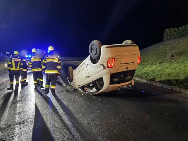 In einer Rechtskurve soll der Pkw von der Fahrbahn abgekommen sein und mehrere Verkehrsleiteinrichtungen beschädigt haben. | Foto: Freiwillige Feuerwehr Köttmannsdorf