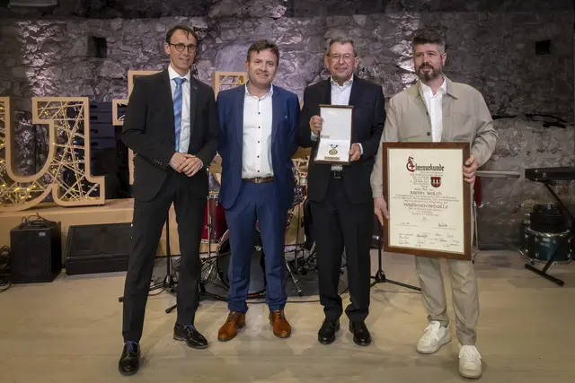 Zum Jubiläum ehrten das Land Tirol und die Stadt Reutte den visionären „Burgherrn“. Überreicht wurden die Auszeichnungen vom Vorstand des Vereins Burgenwelt Ehrenberg (v.l.): Bürgermeister Günter Salchner, TVB-Obmann-Stv. Markus Saletz, Geschäftsführer Armin Walch und Vizebürgermeister Markus Illmer auf der Bühne der Ehrenberg Arena. | Foto: Burgenwelt Ehrenberg / Hetfleisch