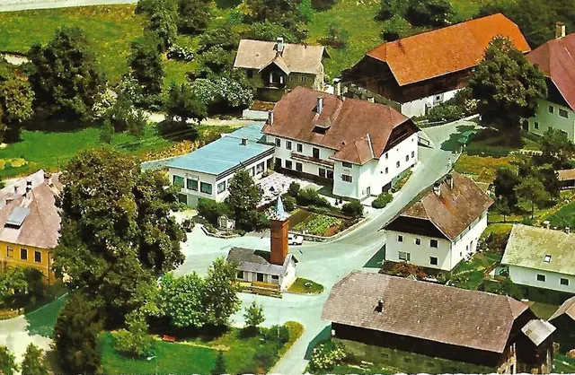 Der Dorfplatz in Fresach vor 1984 – mit dem Gasthof „Zum Wirth“ im Ortszentrum. | Foto: Evangelisches Forum Fresach