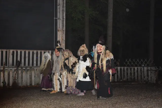 Auf dem Walpurgisnacht-Markt in der WaldEntdeckerWelt können Besucherinnen und Besucher am 30. April 2026 nicht nur zauberhafte Kulinarik genießen, sondern auch selbst magisch-kreativ werden – etwa beim Wunschbeserlbinden. | Foto: WaldEntdeckerWelt Kopfing