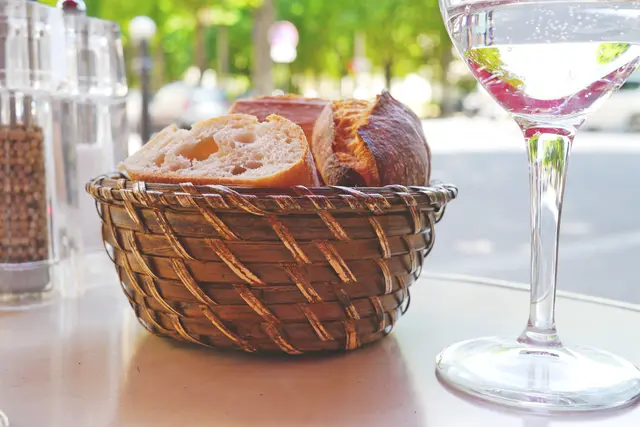 Ein weiß gedeckter Tisch soll den Frieden symbolisieren und die Leute zusammenbringen. | Foto: pixabay