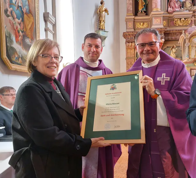 Feierliche Urkundenüberreichung an Chorleiterin Maria Masser | Foto: Ferdinand Molitschnig