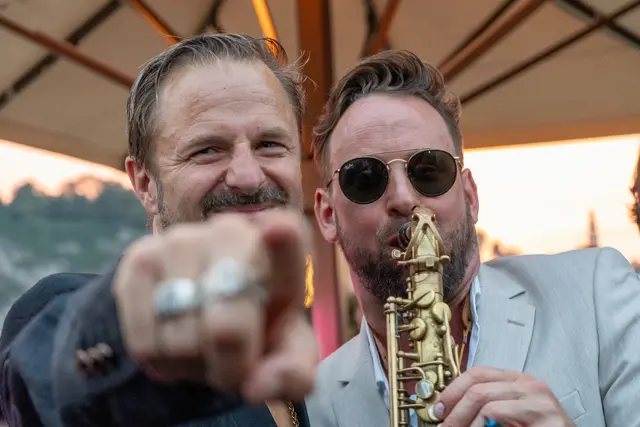 Der Jedermann und Max the Sax zeigen, wie energiegeladen die Salzburger Festspiele sein können. | Foto: Samir Ikhlef & Volkan Saracoglu