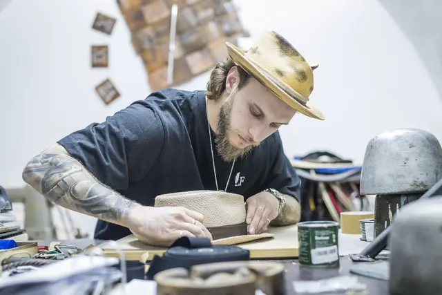 Handwerkfestival im April in der Stadt: LF Hats Leon Freiberger | Foto: Altstadtverband/Christian Leopold