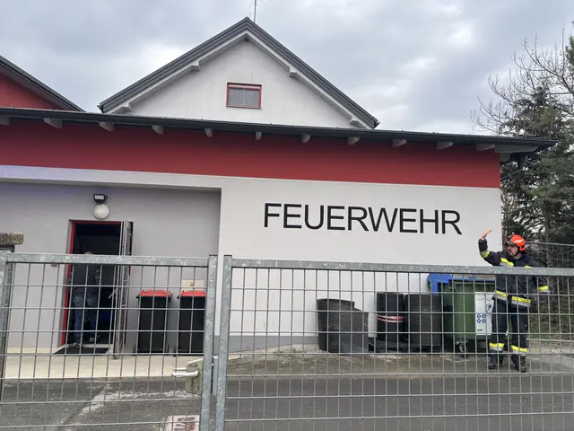 Der Wohnhausbrand brach in unmittelbarer Nachbarschaft des Mogersdorfer Orts-Feuerwehrhauses aus.  | Foto: Elisabeth Kloiber