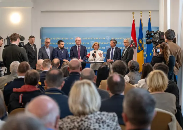 Bei der Pressekonferenz: Professor Franz Renz, Projektentwickler Eduard Halmschlager, Bürgermeister Johannes Gumprecht, LH-Stellvertreter Stephan Pernkopf, Landeshauptfrau Johanna Mikl-Leitner, TU Wien-Rektor Jens Schneider und University of Applied Sciences St. Pölten-Geschäftsführer Hannes Raffaseder | Foto: NLK Burchhart