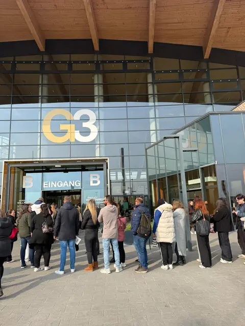  Bereits drei Stunden vor der Eröffnung bildeten sich lange Schlangen bis hinaus zum Parkplatz. | Foto: G3 Shopping Resort Gerasdorf