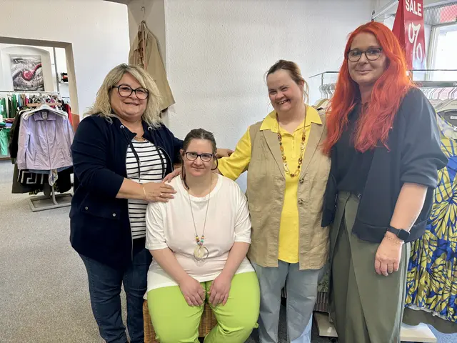 Geschäftsfrau beschenkte Kundinnen zum Abschied