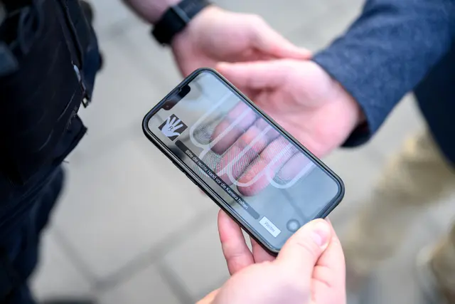 Mit der Anwendung "BioCapture" können Polizistinnen und Polizisten Fingerabdrücke kontaktlos über ein Dienst-Smartphone erfassen und unmittelbar mit bestehenden Datenbanken abgleichen. | Foto: APA-Images / APA / MAX SLOVENCIK