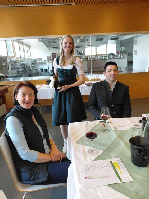 Foto: Weinexpertenprüfung an der HLW Spittal - Tages der Erfolgers (c) hlwspittal Medienteam