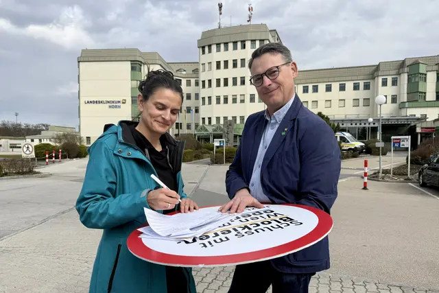 Unterschriften für „NÖ Gastpatienten“ und gegen die Wiener Vorgangsweise vorm Landesklinikum Horn. | Foto: Herbert Gschweidl