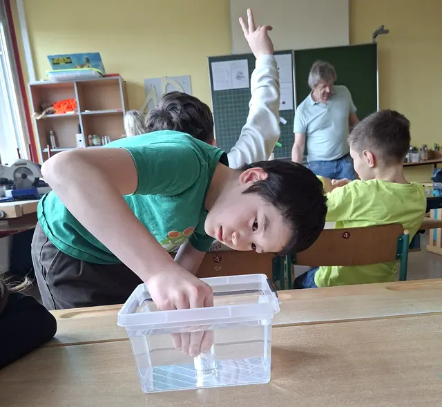 Sechs Nachmittage lang unterstützten die jungen Forscher:innen aus dem Schubertviertel zusammen mit ihren Lehrern die Volksschulkinder beim Experimentieren.  | Foto: Sport/Mittelschule St. Valentin