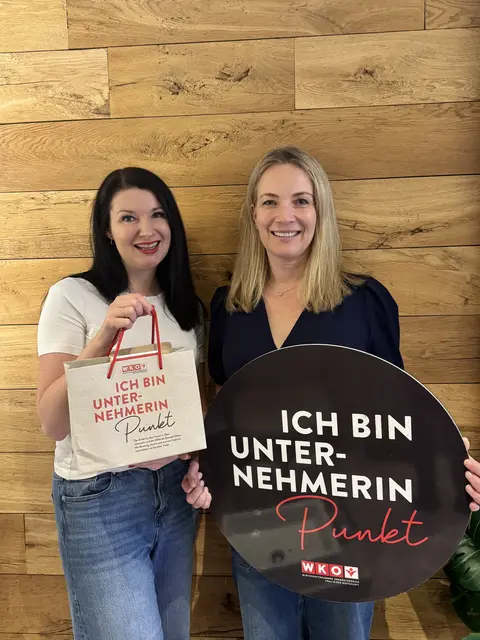 Gratulation an Johanna Birner-Peer (rechts) zum einjährigen Jubiläum von Raumstyling. Am Bild mit Diana Jungwirth, Vorsitzende von Frau in der Wirtschaft Schärding. | Foto: FidW