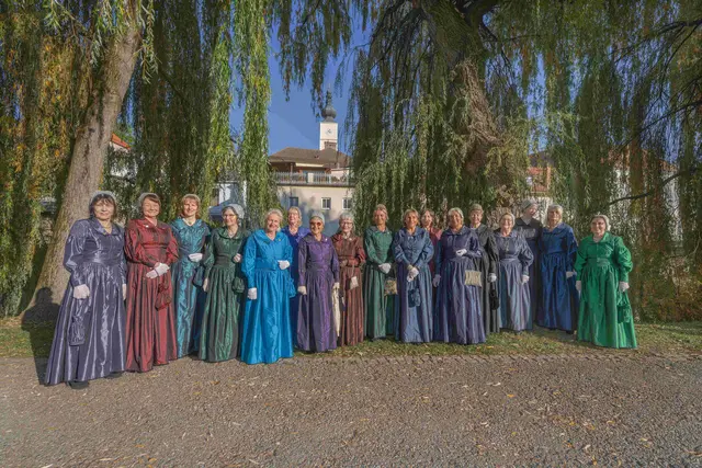 Die Wolfsberger Bürgerfrauen in ihrer charakteristischen Bürgerinnentracht mit der silbernen Bodenhaube. | Foto: Wolfsberger Bürgerfrauen