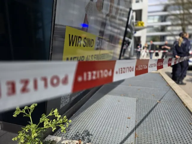 In Linz Dornach wurde am Dienstag eine Bank überfallen. Die Polizei ist im Einsatz. | Foto: Fotokerschi/Bilal Ahmetovic