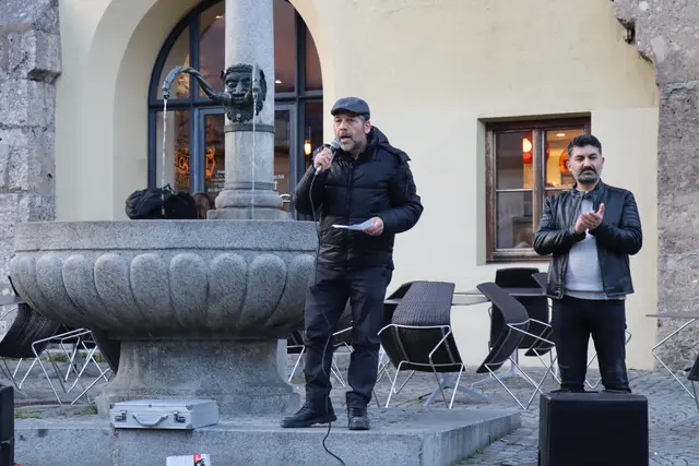 Orhan Gürcan, Vertreter der betroffenen Familie, ist von der großen Anteilnahme beeindruckt.  | Foto: Kendlbacher