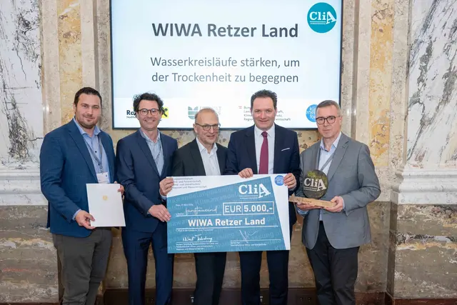 "WIWA-Retzer-Land" vlnr: Bgm. Markus Baier (Zellerndorf), Modellregionsmanager Gregor Danzinger, GF Klimafonds Bernd Vogel, BM Norbert Totschnig, Bgm. Leo Ramharter (Pulkau). | Foto: BMLUK/Hemerka