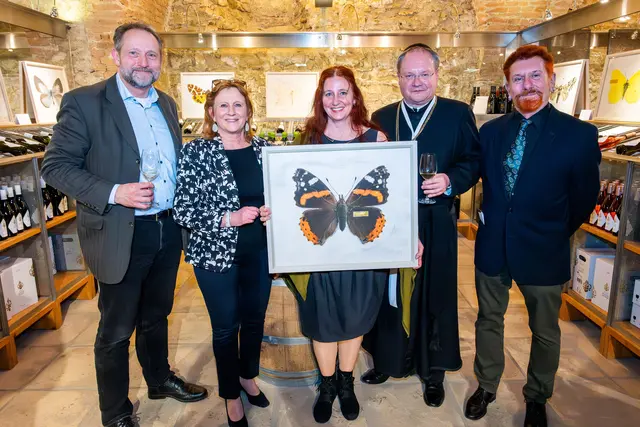 Weingutsleiter Peter Frei, Vizebürgermeisterin Maria Theresia Eder (ÖVP), Künstlerin Nicola Hackl-Haslinger, Propst Anton Höslinger Can.Reg., Stiftskustos Wolfgang C. Huber.

 | Foto: Stift Klosterneuburg/W. Hanzmann